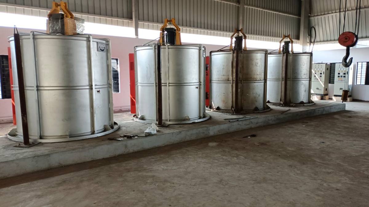 Pit furnace installation
