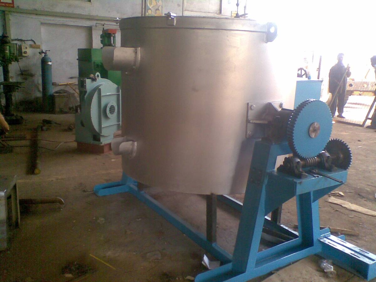 Crucible furnace with tilting arrangement