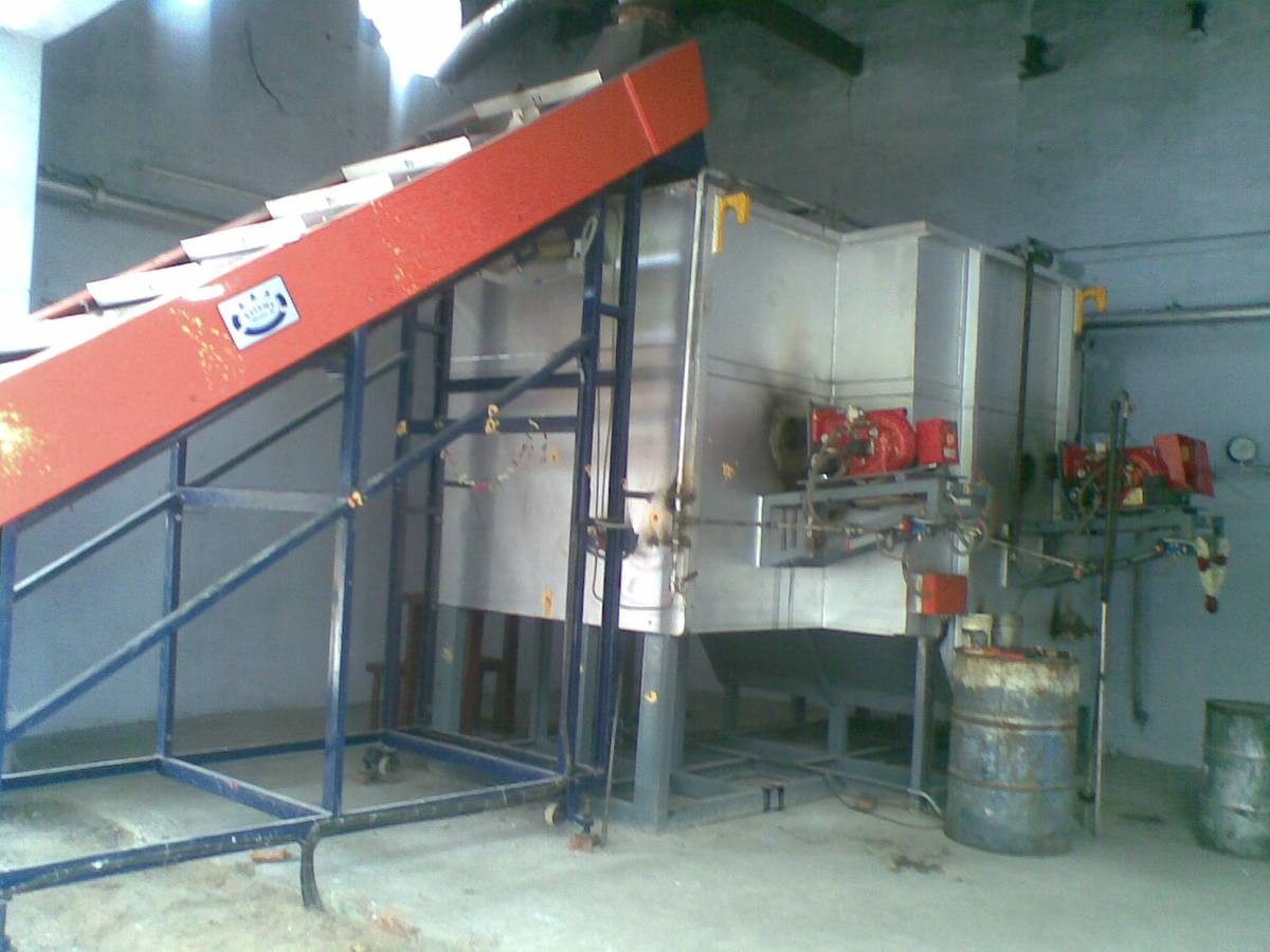 Reverberatory furnace with holding chamber